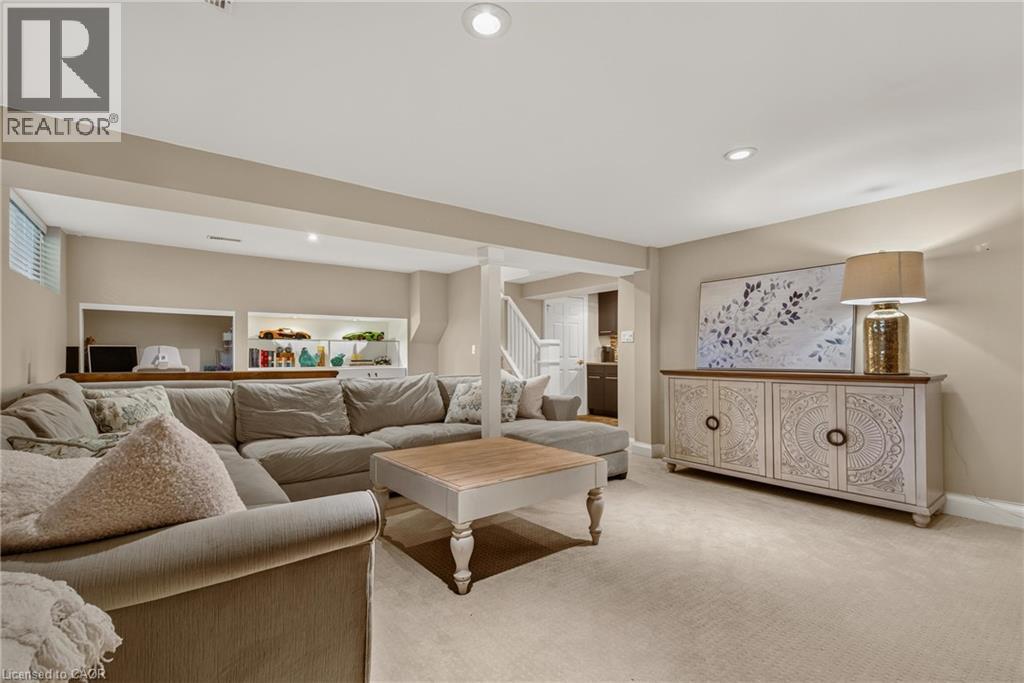 302 Harmony Road, Hamilton, ON - Indoor Photo Showing Living Room