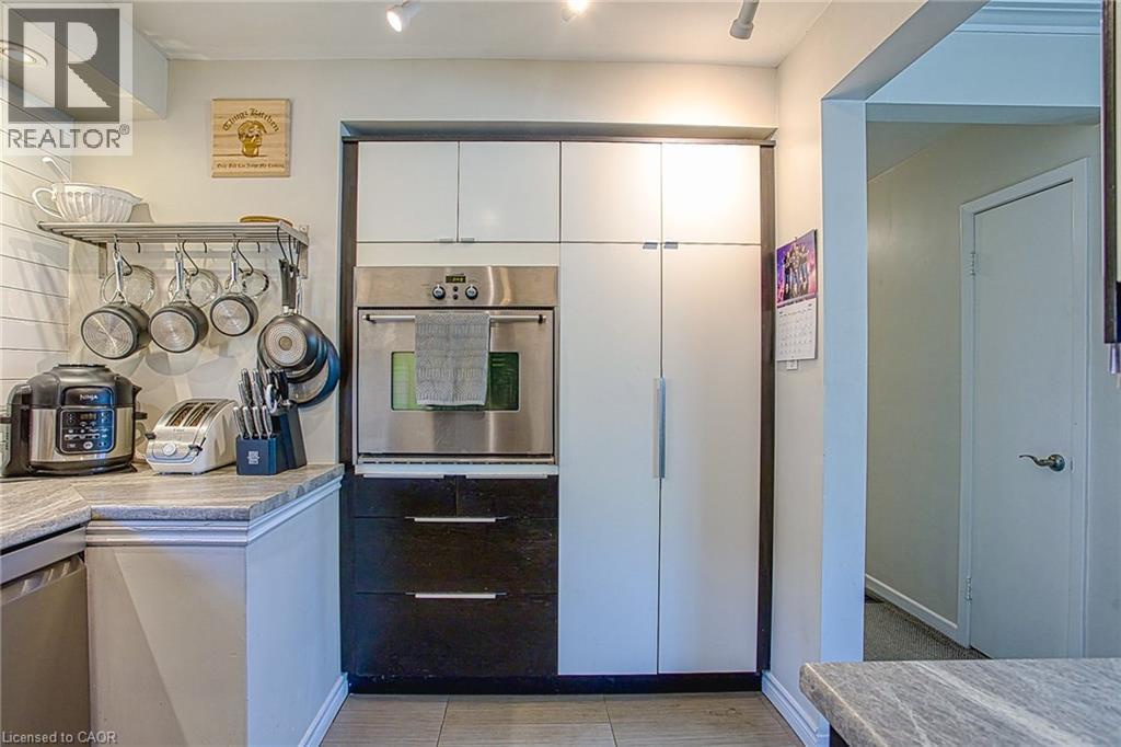 2387 Cyprus Avenue, Burlington, ON - Indoor Photo Showing Kitchen