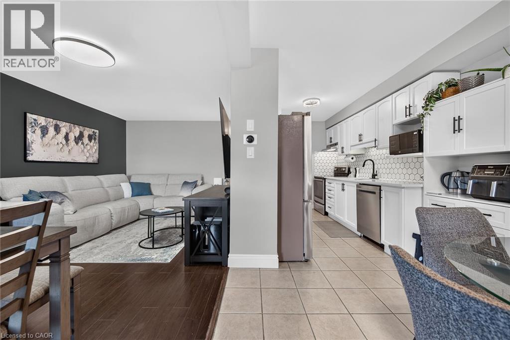 226 Dicenzo Drive, Hamilton, ON - Indoor Photo Showing Kitchen