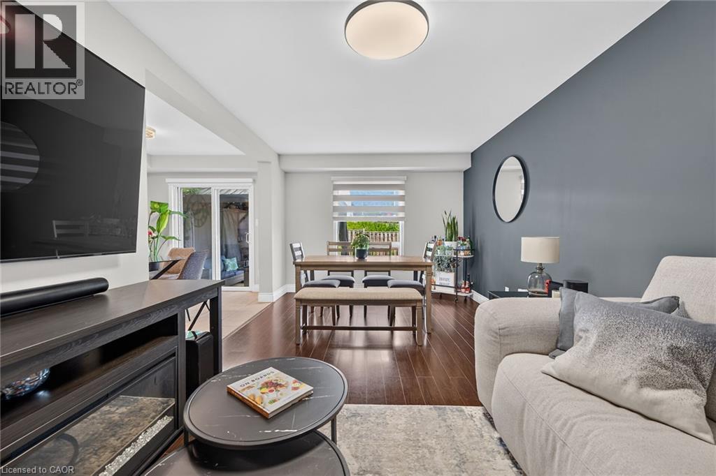 226 Dicenzo Drive, Hamilton, ON - Indoor Photo Showing Living Room