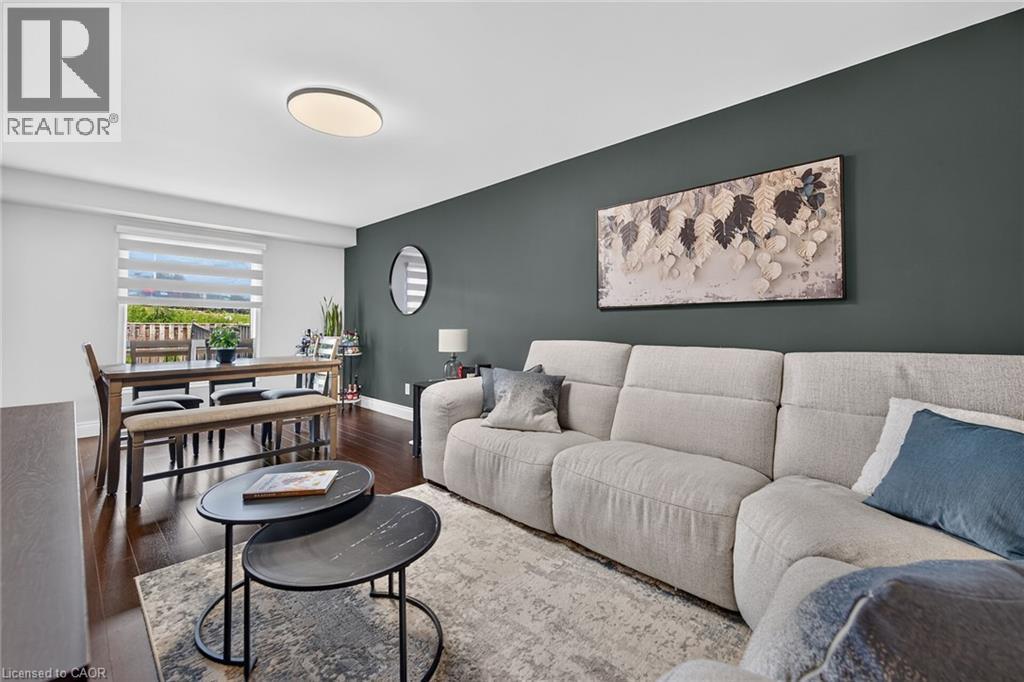 226 Dicenzo Drive, Hamilton, ON - Indoor Photo Showing Living Room
