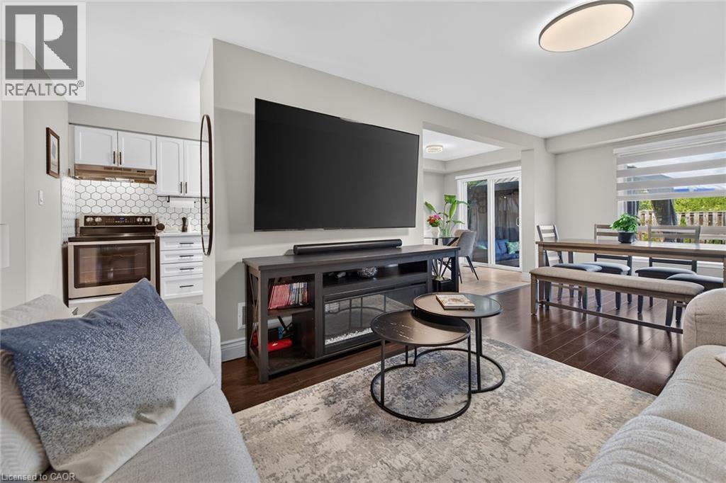 226 Dicenzo Drive, Hamilton, ON - Indoor Photo Showing Living Room