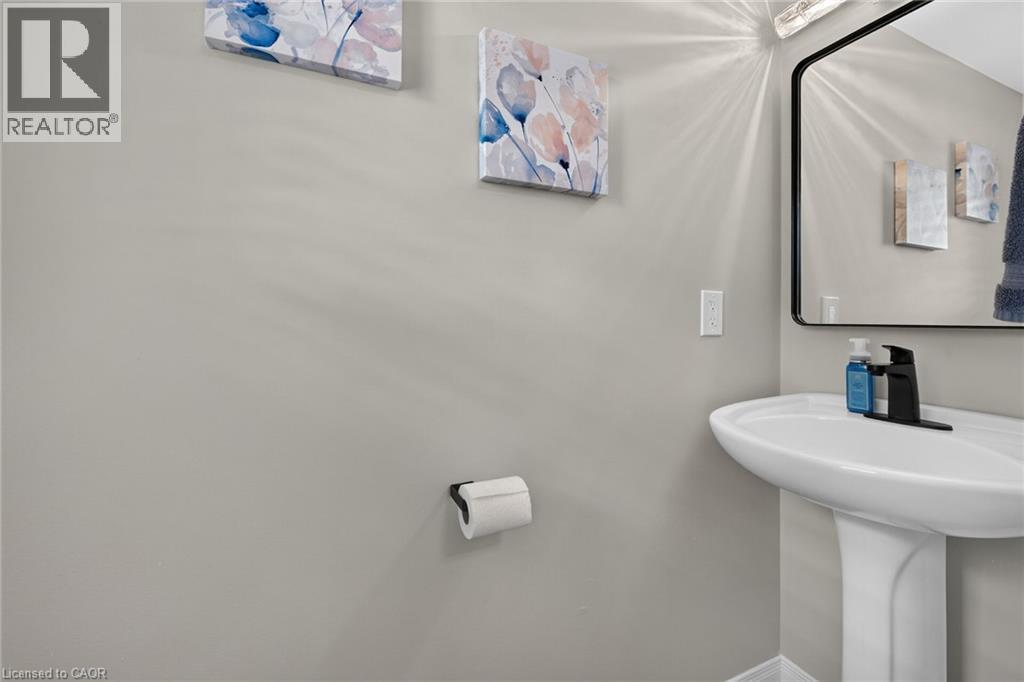 226 Dicenzo Drive, Hamilton, ON - Indoor Photo Showing Bathroom