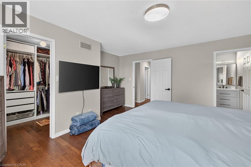 226 Dicenzo Drive, Hamilton, ON - Indoor Photo Showing Bedroom