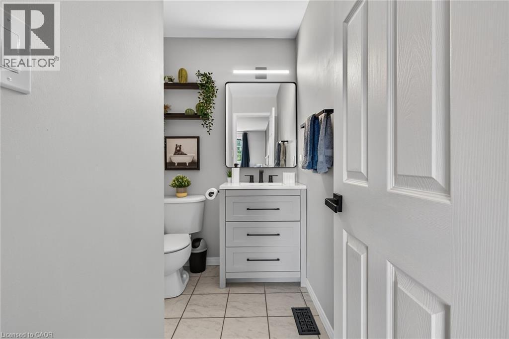 226 Dicenzo Drive, Hamilton, ON - Indoor Photo Showing Bathroom