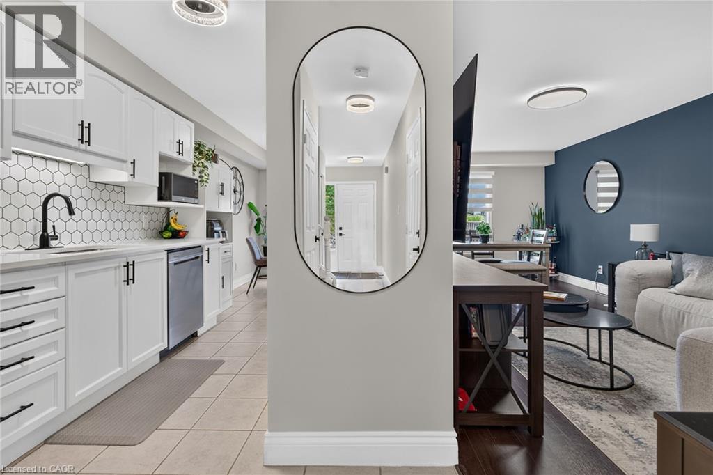 226 Dicenzo Drive, Hamilton, ON - Indoor Photo Showing Kitchen