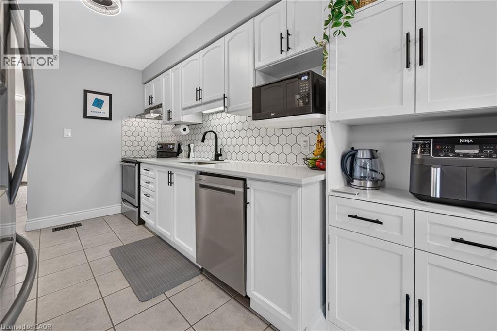 226 Dicenzo Drive, Hamilton, ON - Indoor Photo Showing Kitchen