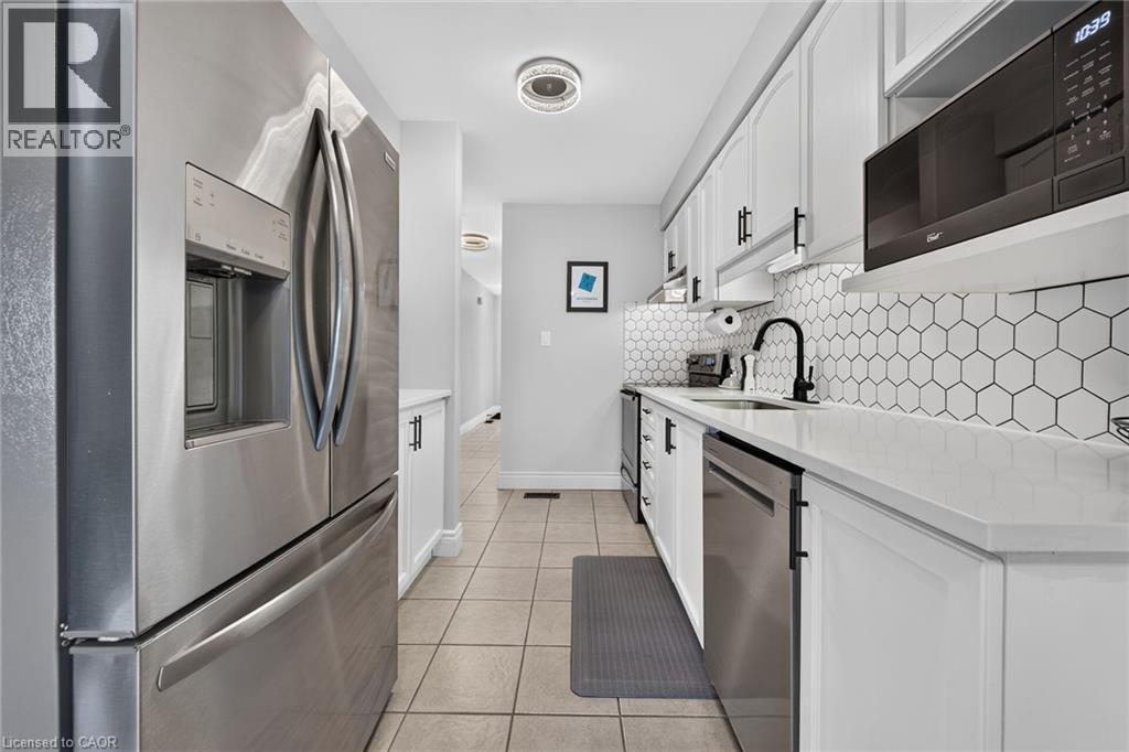 226 Dicenzo Drive, Hamilton, ON - Indoor Photo Showing Kitchen