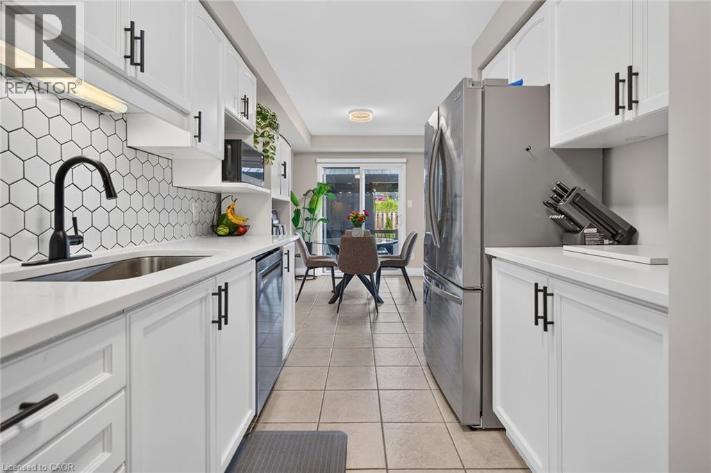 226 Dicenzo Drive, Hamilton, ON - Indoor Photo Showing Kitchen