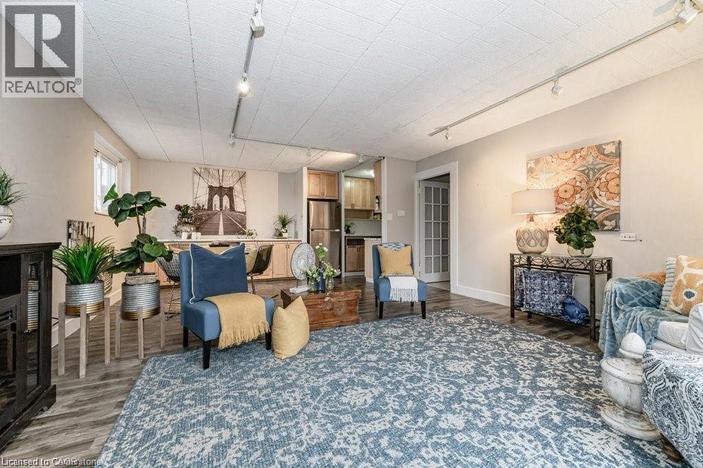 75 Hazelglen Drive Unit# 308, Kitchener, ON - Indoor Photo Showing Living Room