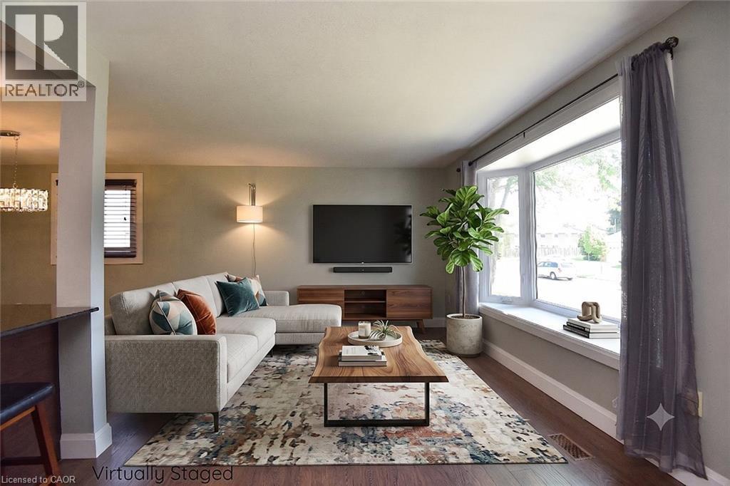 12 Rainham Street, Hamilton, ON - Indoor Photo Showing Living Room