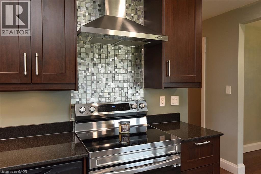 12 Rainham Street, Hamilton, ON - Indoor Photo Showing Kitchen
