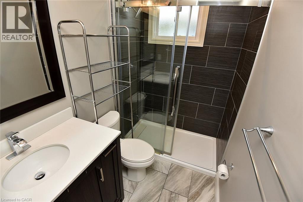 12 Rainham Street, Hamilton, ON - Indoor Photo Showing Bathroom