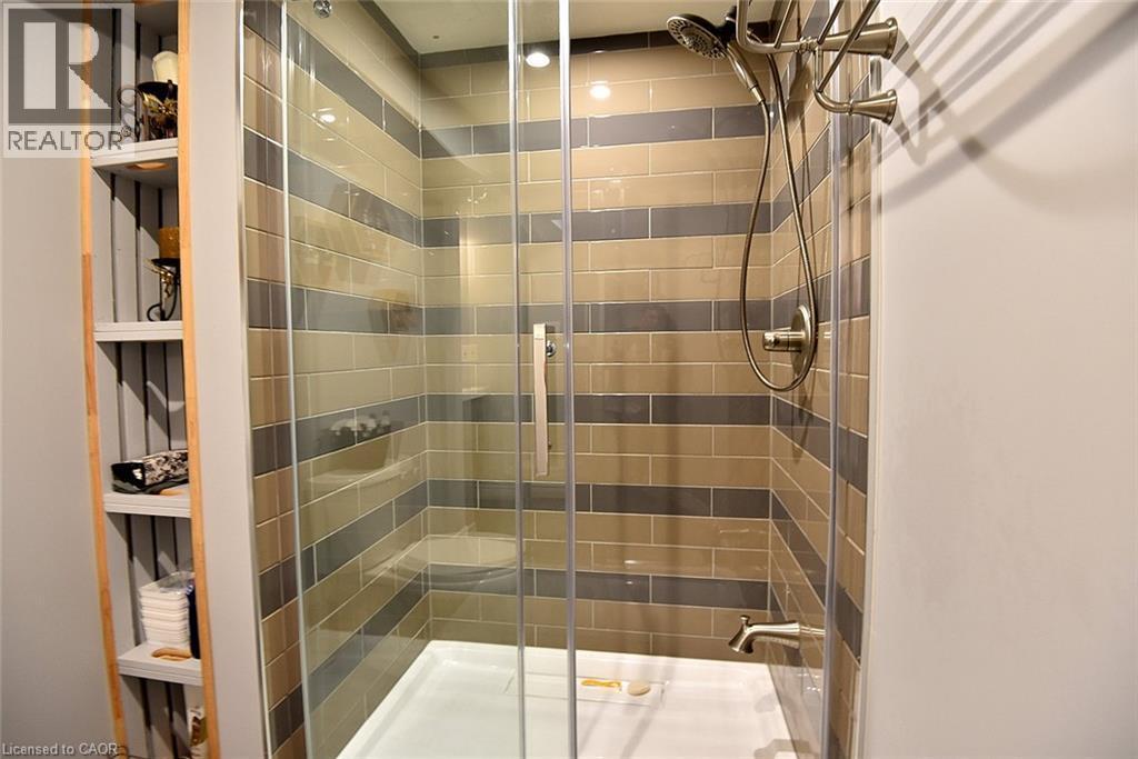12 Rainham Street, Hamilton, ON - Indoor Photo Showing Bathroom