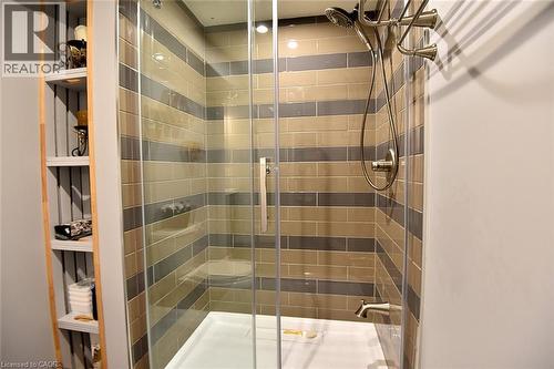 12 Rainham Street, Hamilton, ON - Indoor Photo Showing Bathroom