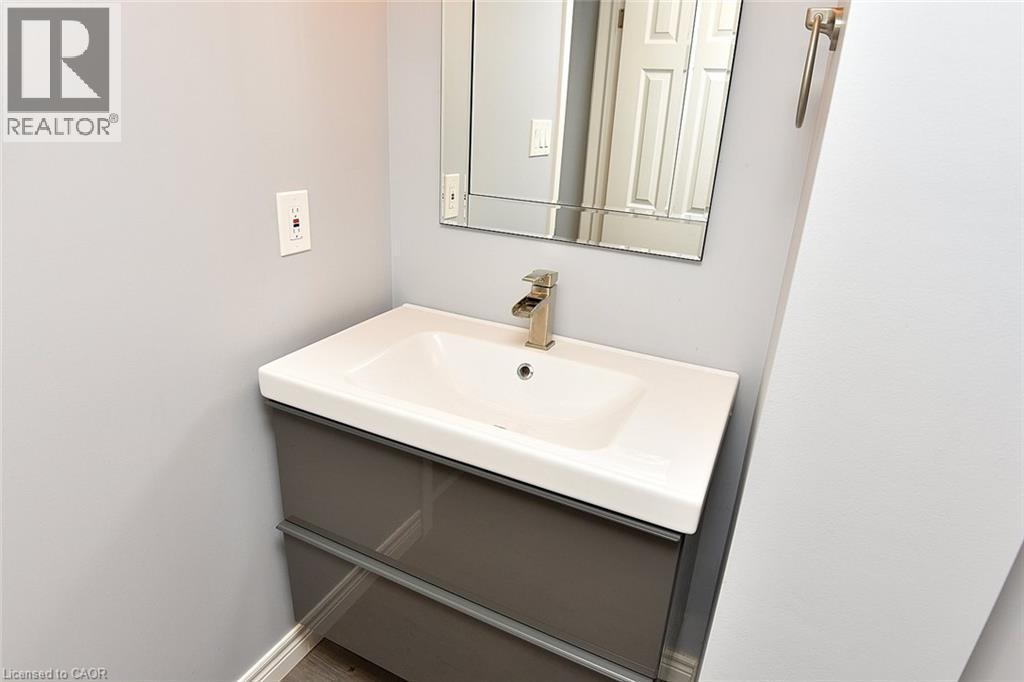 12 Rainham Street, Hamilton, ON - Indoor Photo Showing Bathroom