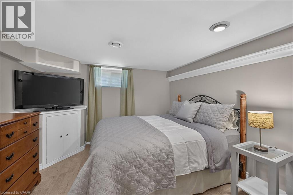 181 Central Drive, Ancaster, ON - Indoor Photo Showing Bedroom