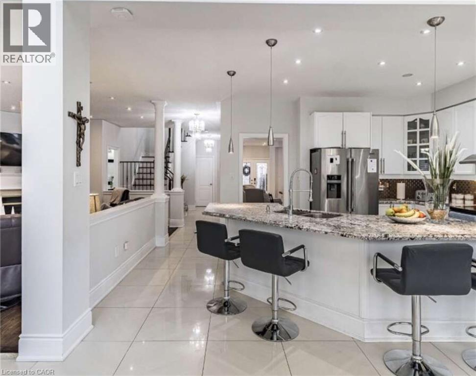 3562 Aquinas Avenue, Mississauga, ON - Indoor Photo Showing Kitchen With Upgraded Kitchen