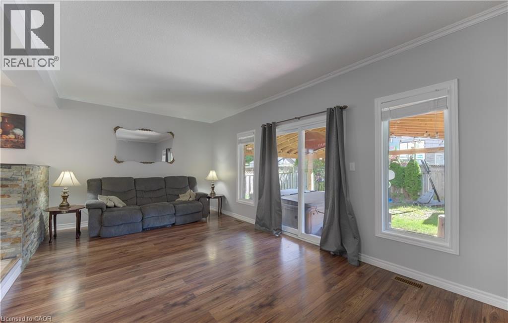 39 Chantilly Street, Kitchener, ON - Indoor Photo Showing Living Room