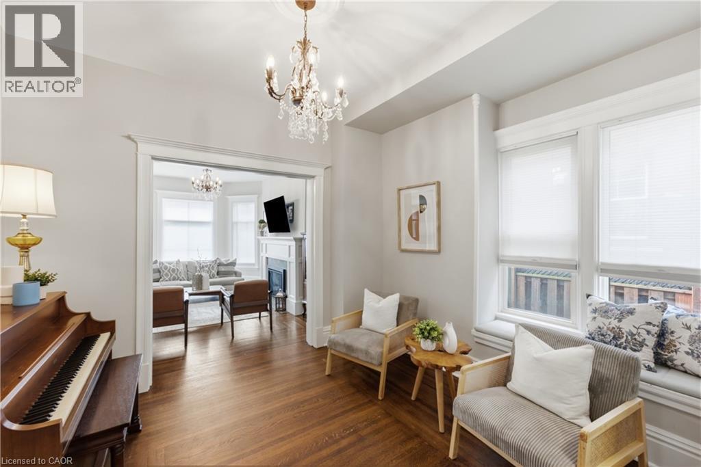 2 Cottage Avenue, Hamilton, ON - Indoor Photo Showing Living Room