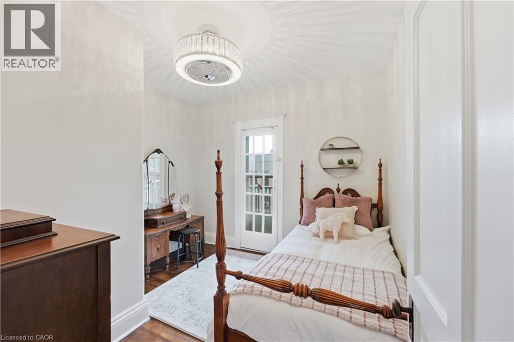 2 Cottage Avenue, Hamilton, ON - Indoor Photo Showing Bedroom