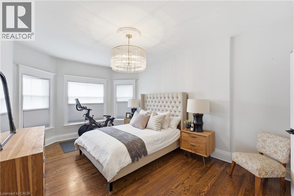 2 Cottage Avenue, Hamilton, ON - Indoor Photo Showing Bedroom