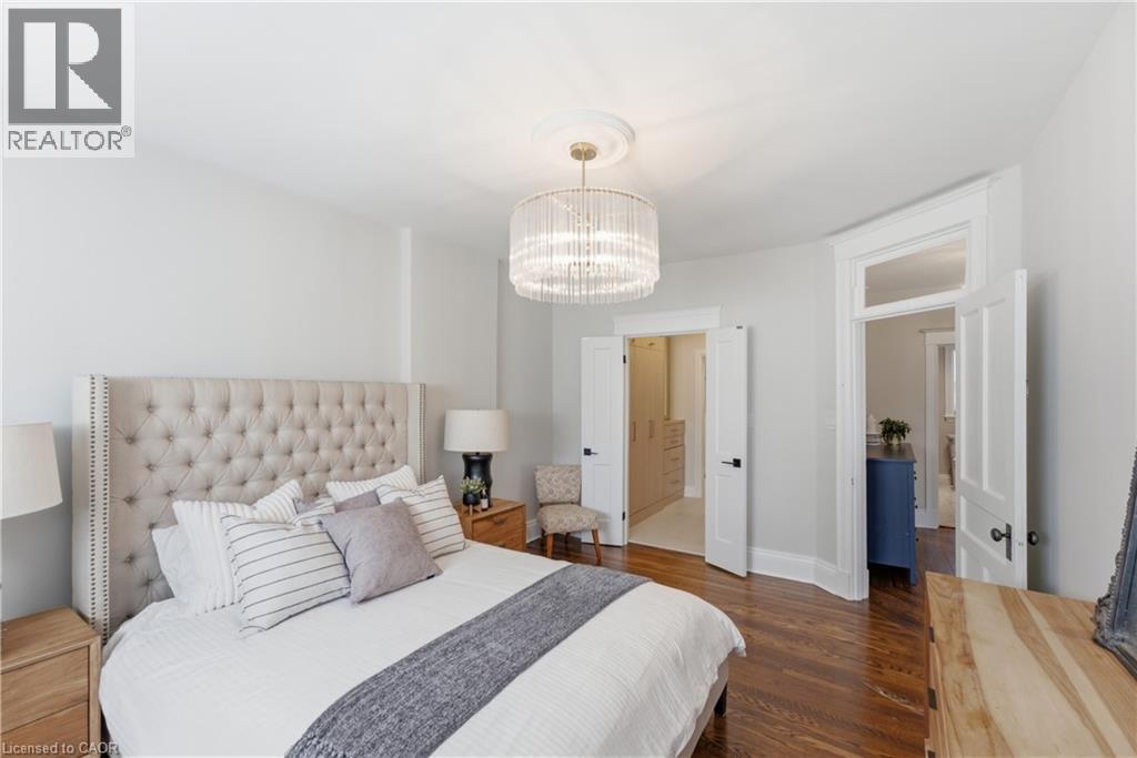 2 Cottage Avenue, Hamilton, ON - Indoor Photo Showing Bedroom