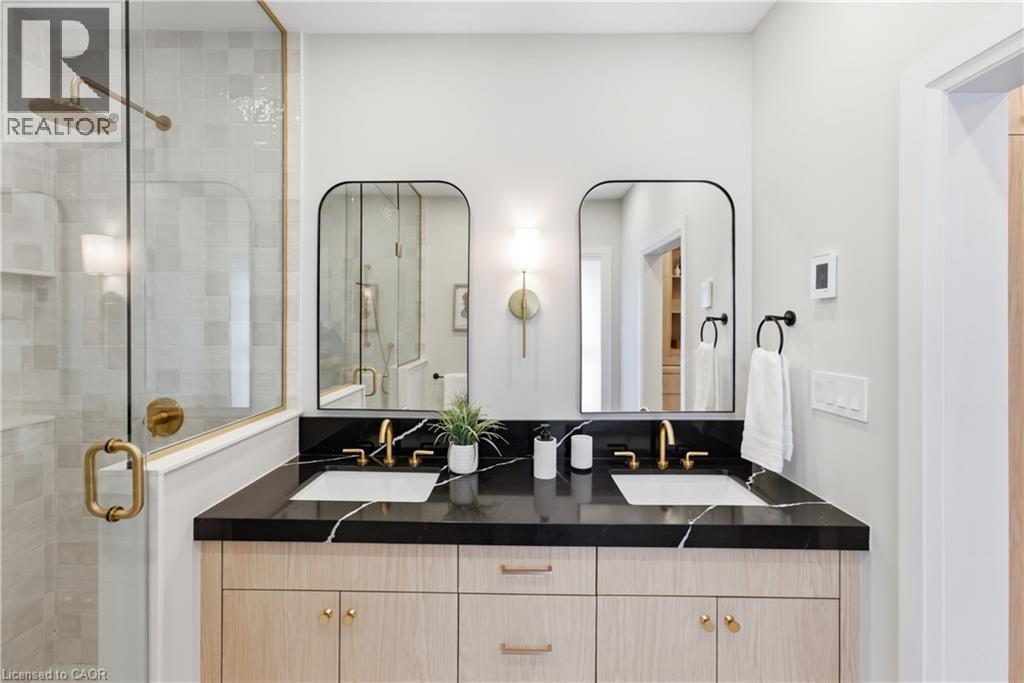 2 Cottage Avenue, Hamilton, ON - Indoor Photo Showing Bathroom