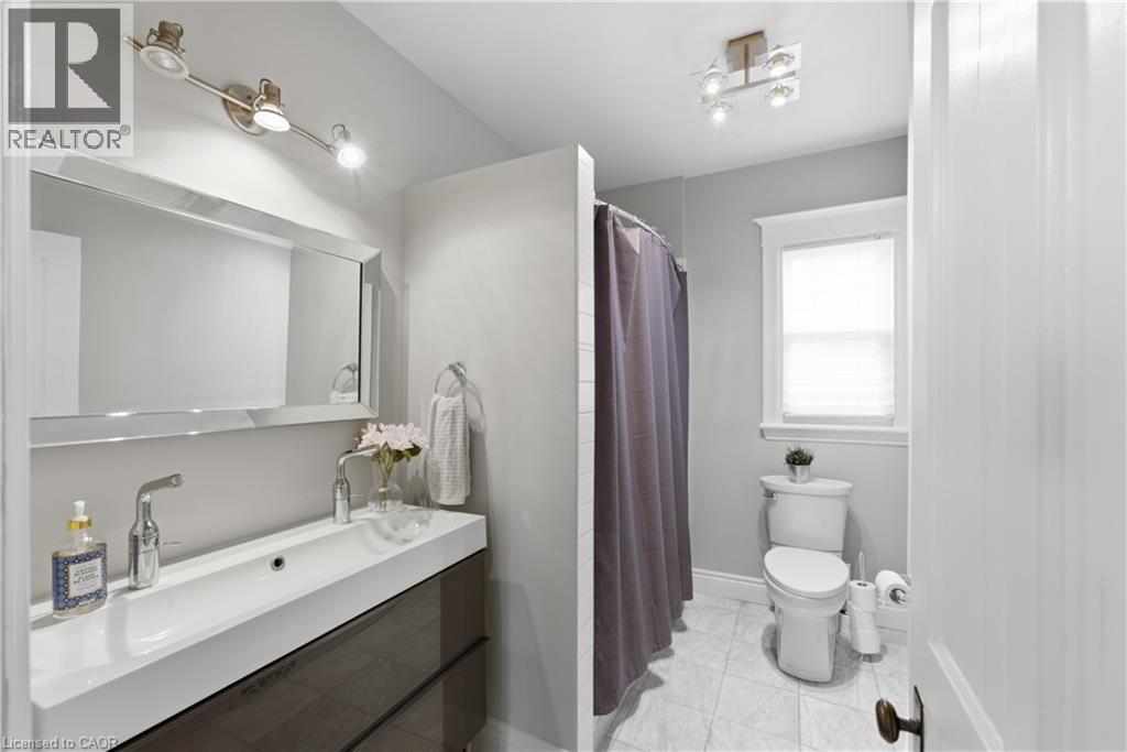 2 Cottage Avenue, Hamilton, ON - Indoor Photo Showing Bathroom
