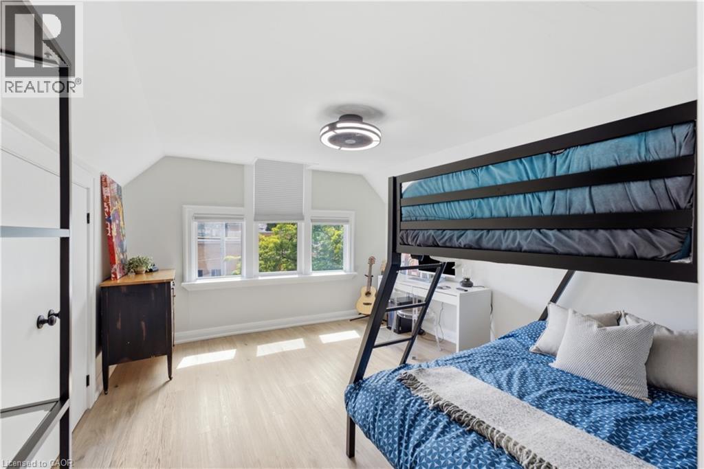 2 Cottage Avenue, Hamilton, ON - Indoor Photo Showing Bedroom