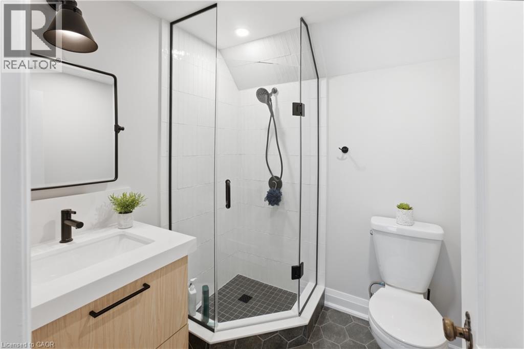 2 Cottage Avenue, Hamilton, ON - Indoor Photo Showing Bathroom