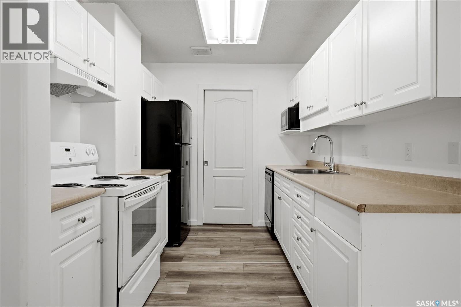 5442 Rochdale Boulevard, Regina, SK - Indoor Photo Showing Kitchen