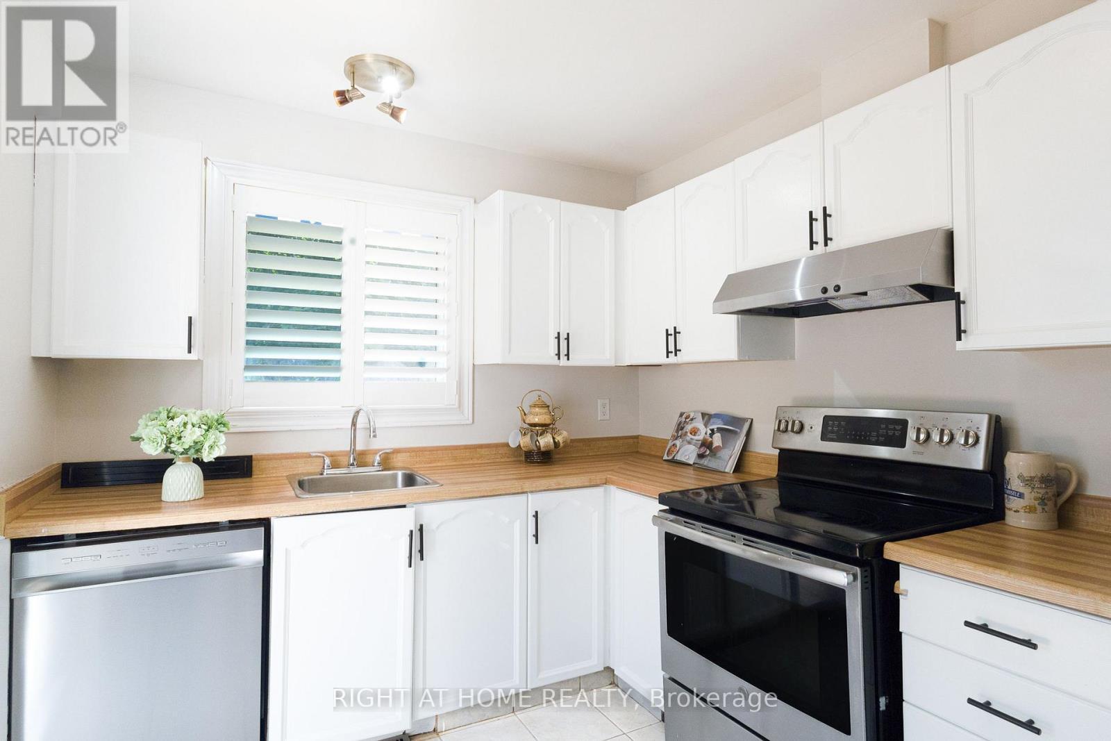 161 Pheasant Run Drive, Ottawa, ON - Indoor Photo Showing Kitchen