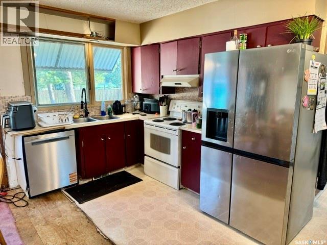 11 Vetshome Drive, Lanigan, SK - Indoor Photo Showing Kitchen With Double Sink
