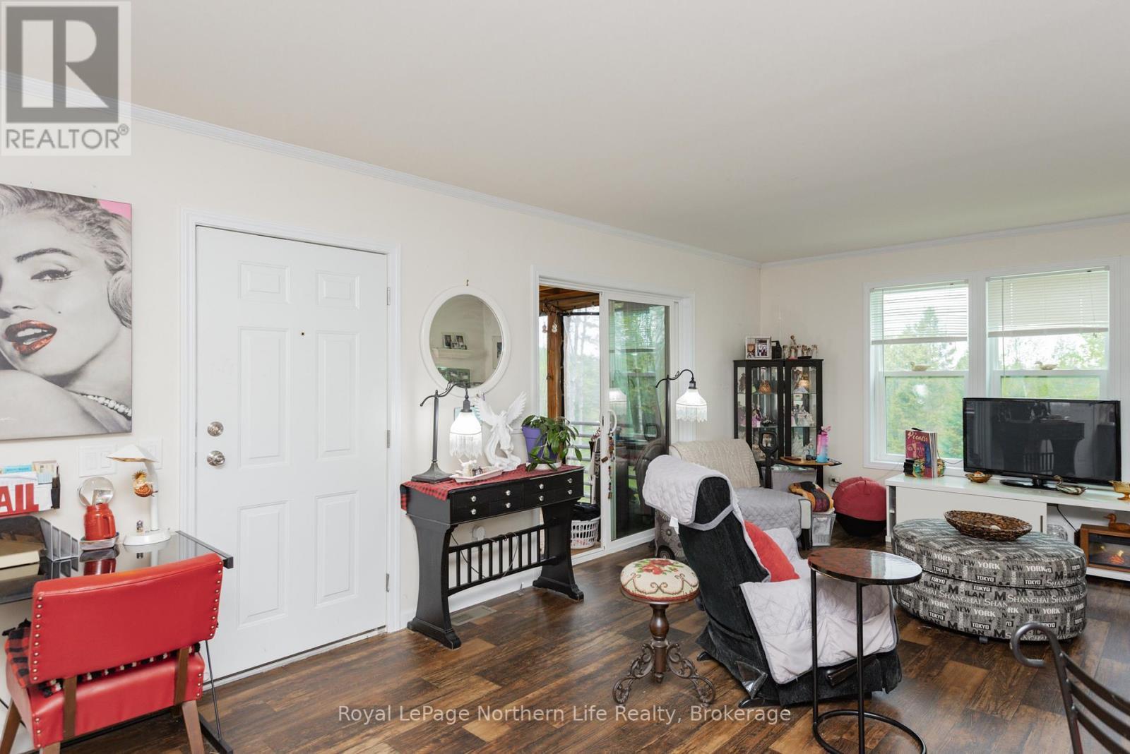 5127 Highway 534, Nipissing, ON - Indoor Photo Showing Living Room