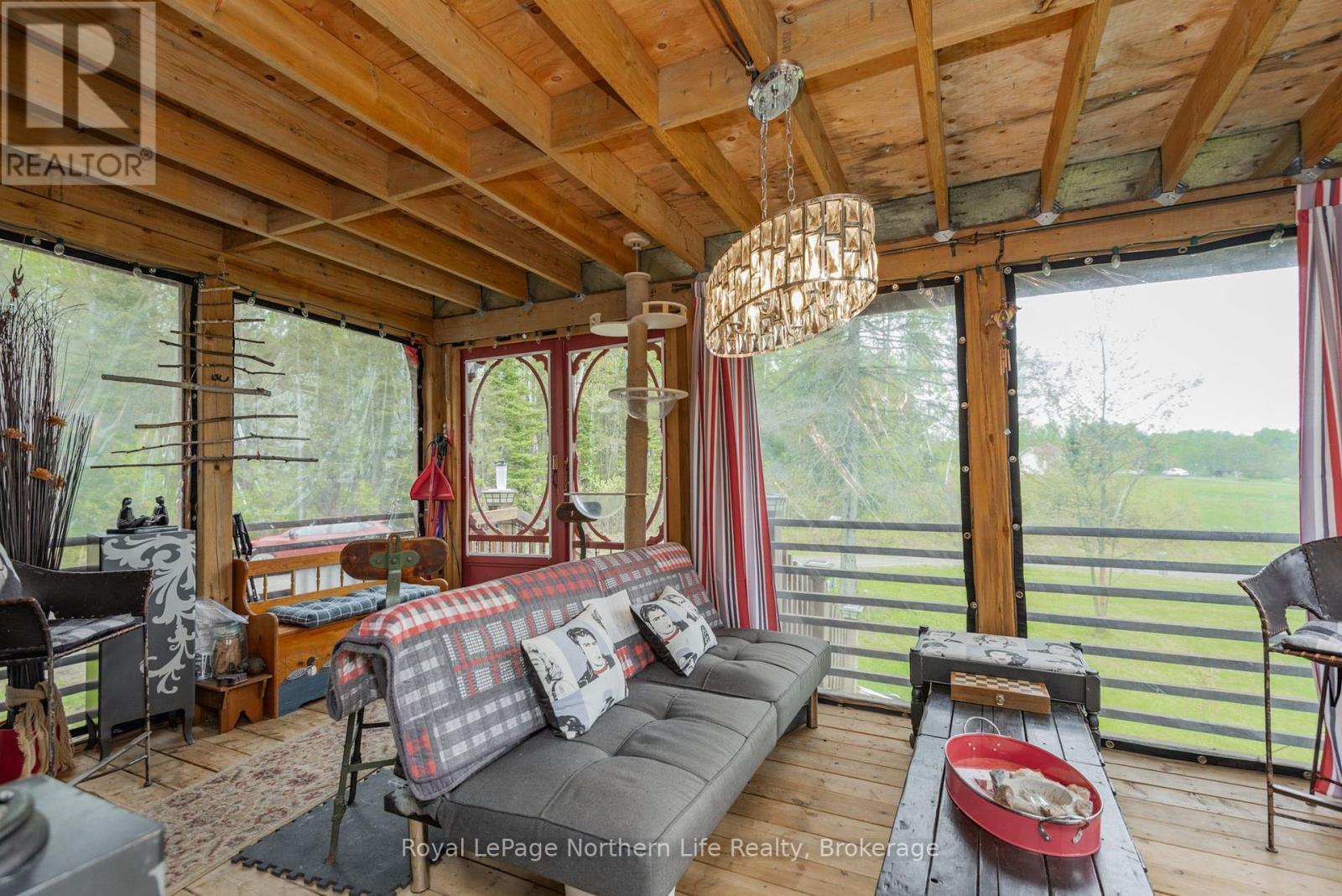 5127 Highway 534, Nipissing, ON - Indoor Photo Showing Living Room