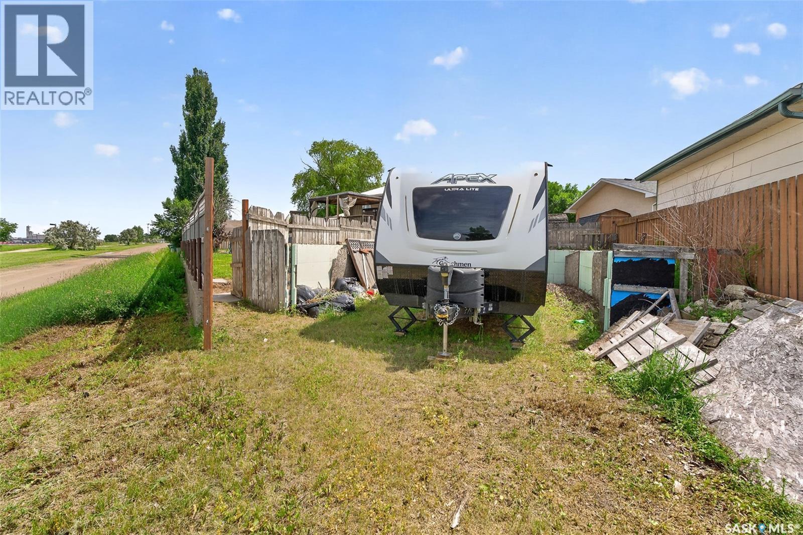 1355 Manitou Crescent, Moose Jaw, SK - Outdoor