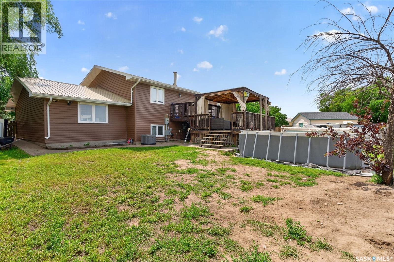1355 Manitou Crescent, Moose Jaw, SK - Outdoor