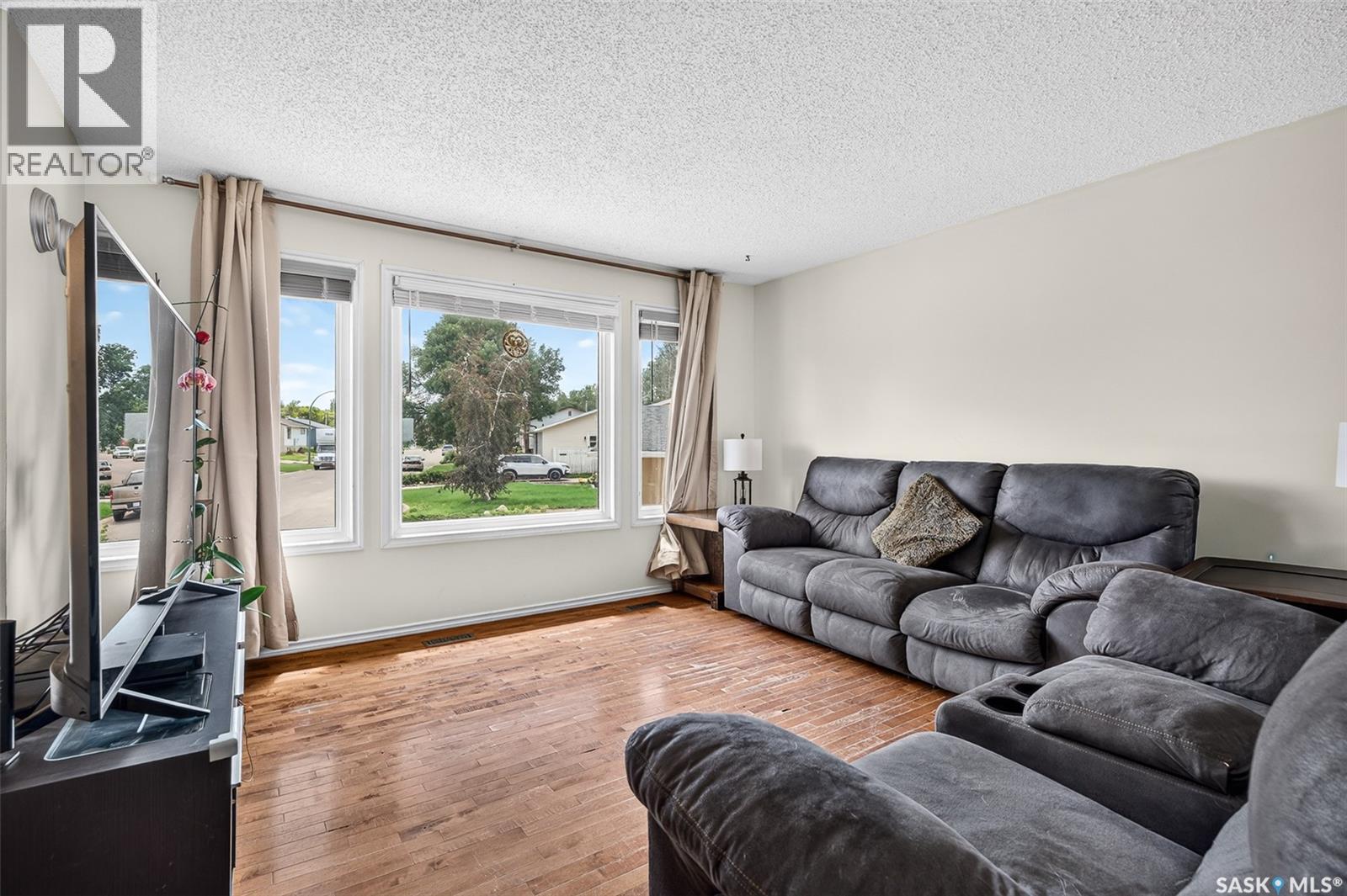1355 Manitou Crescent, Moose Jaw, SK - Indoor Photo Showing Living Room