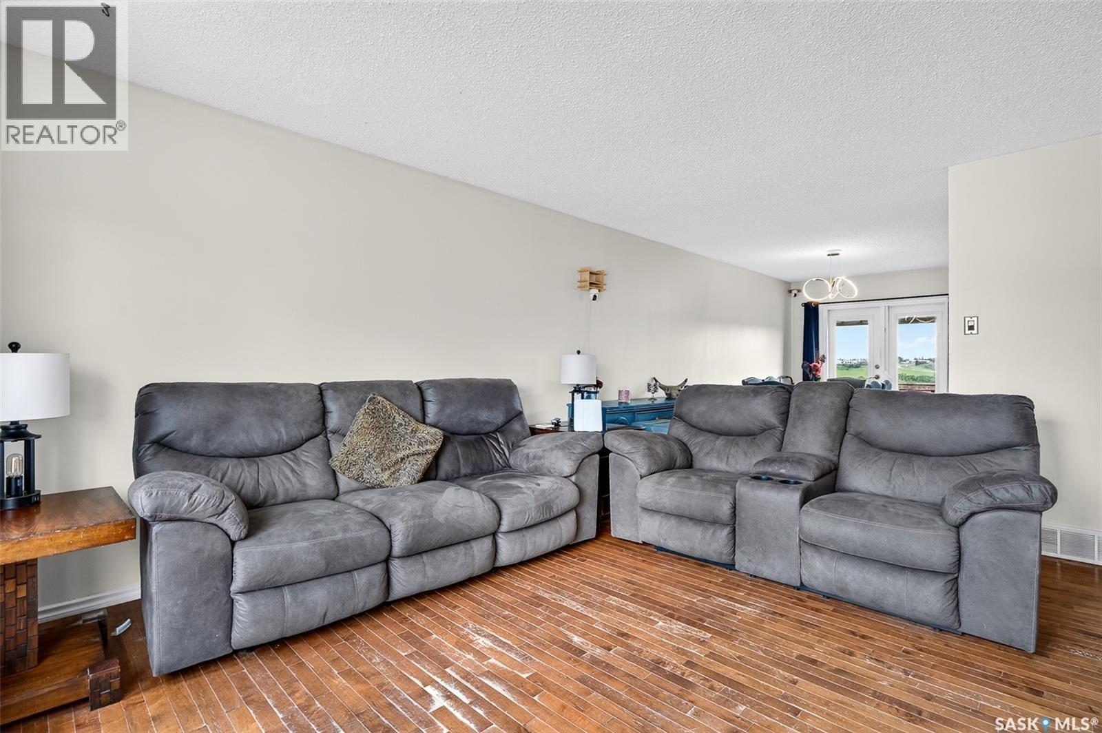 1355 Manitou Crescent, Moose Jaw, SK - Indoor Photo Showing Living Room