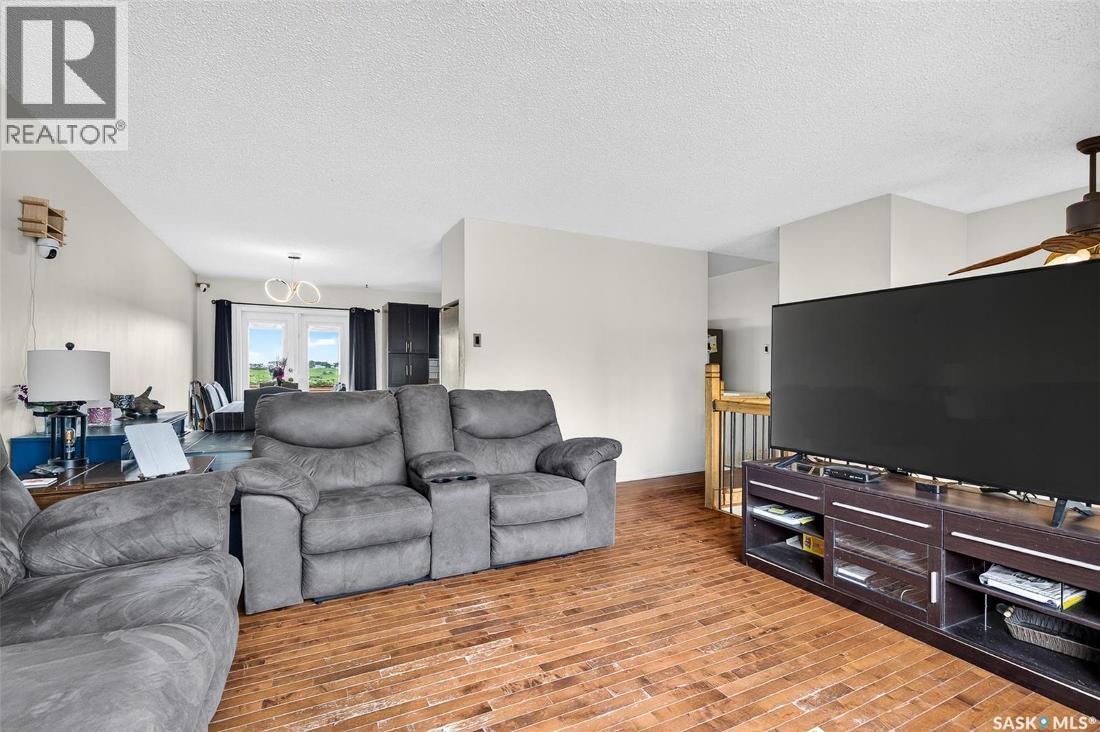 1355 Manitou Crescent, Moose Jaw, SK - Indoor Photo Showing Living Room