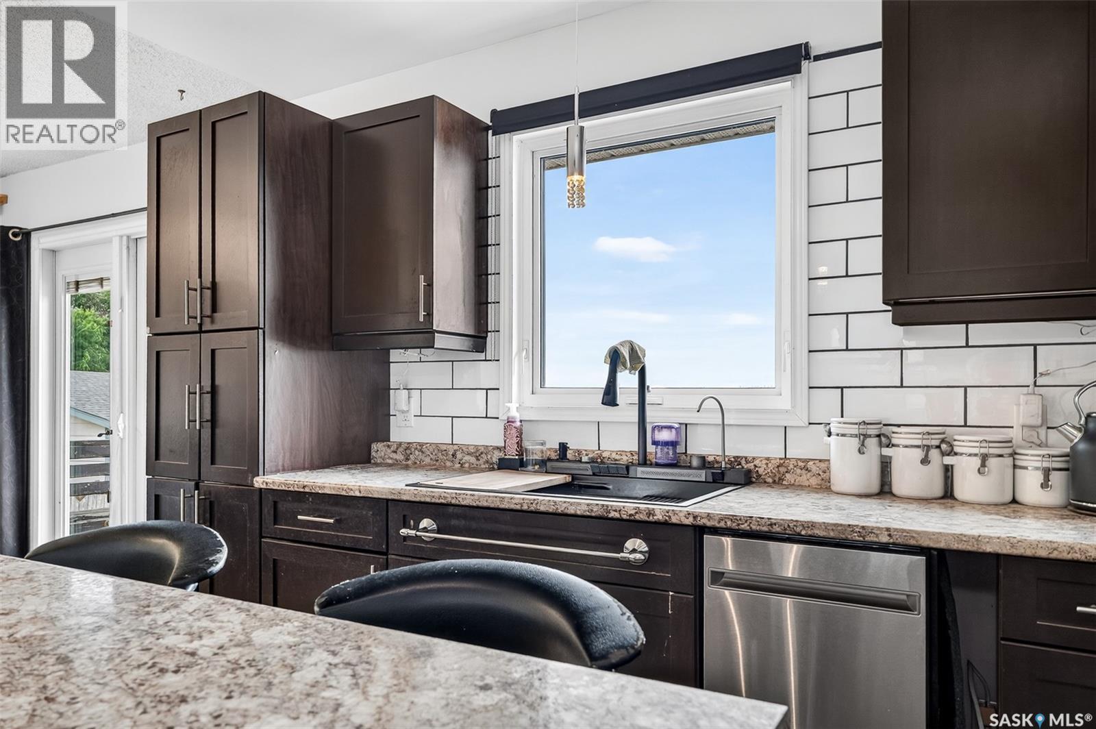1355 Manitou Crescent, Moose Jaw, SK - Indoor Photo Showing Kitchen With Upgraded Kitchen