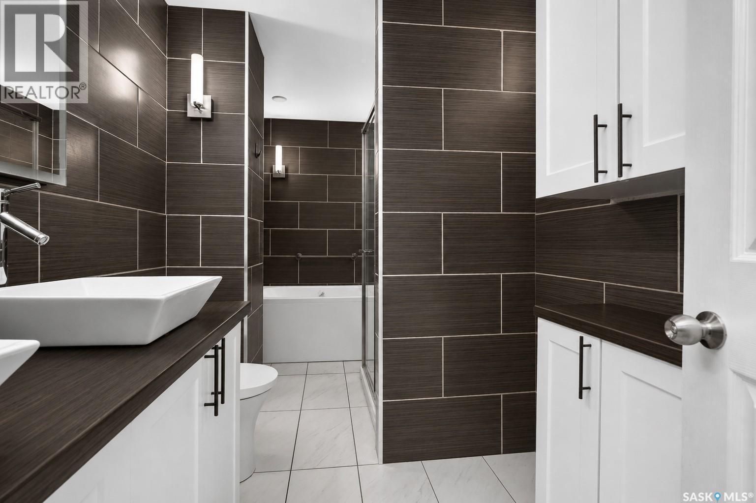 1355 Manitou Crescent, Moose Jaw, SK - Indoor Photo Showing Bathroom