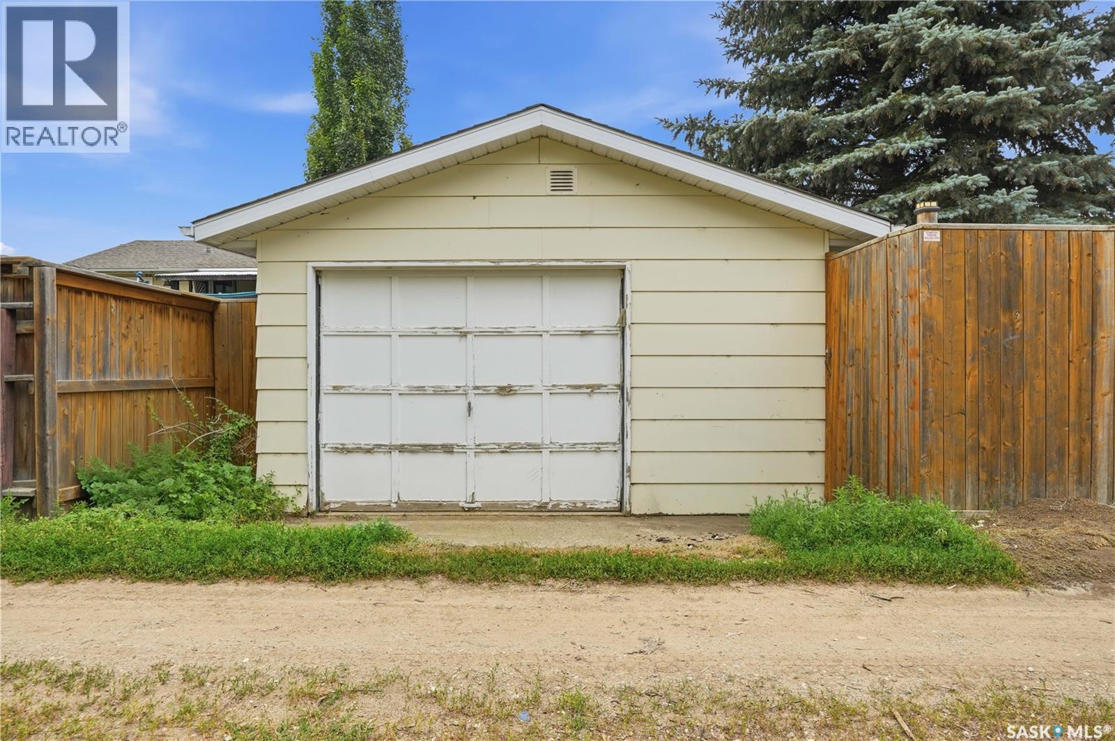 1645 Smith Street, Moose Jaw, SK - Outdoor With Exterior