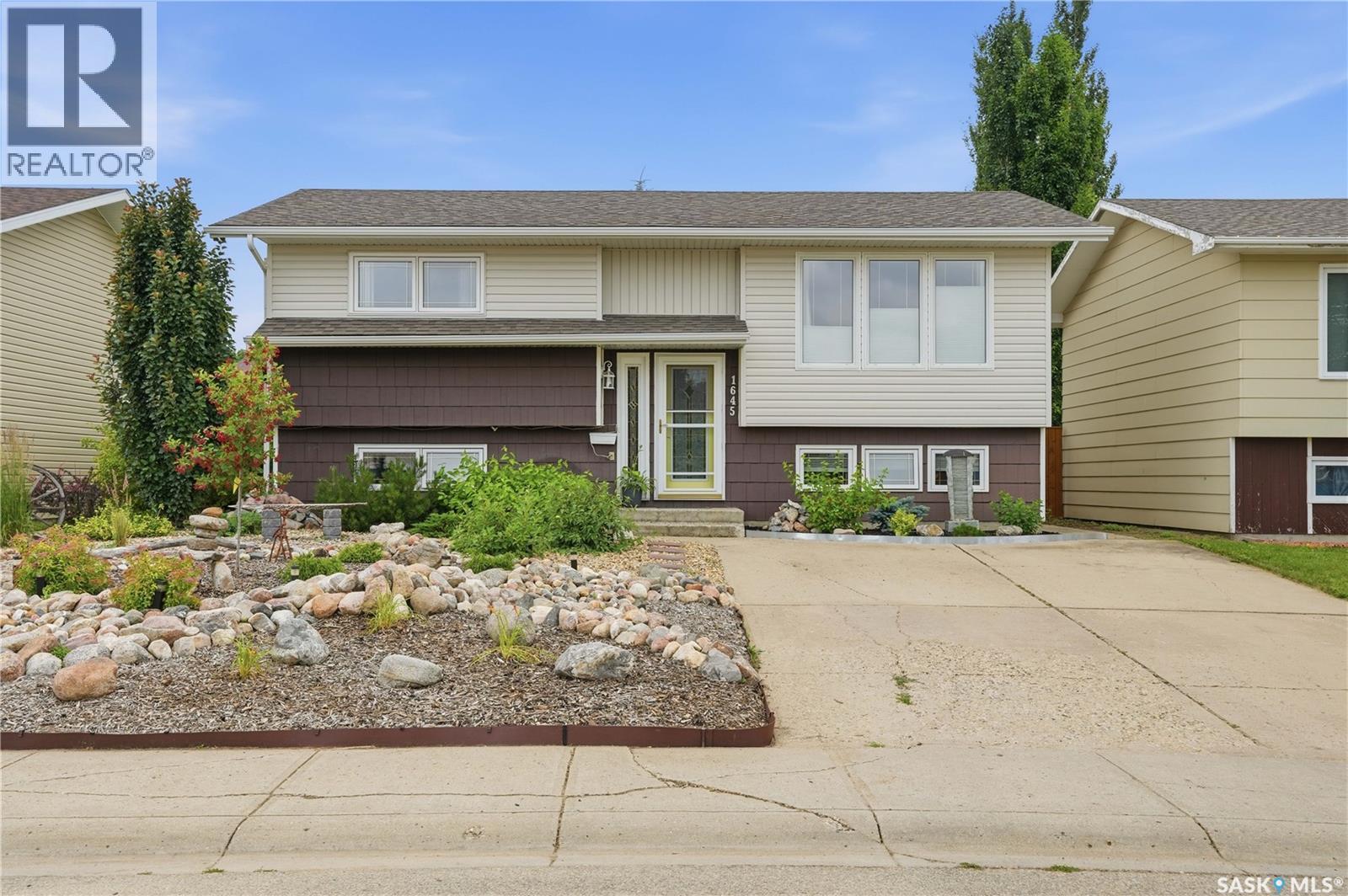 1645 Smith Street, Moose Jaw, SK - Outdoor With Facade