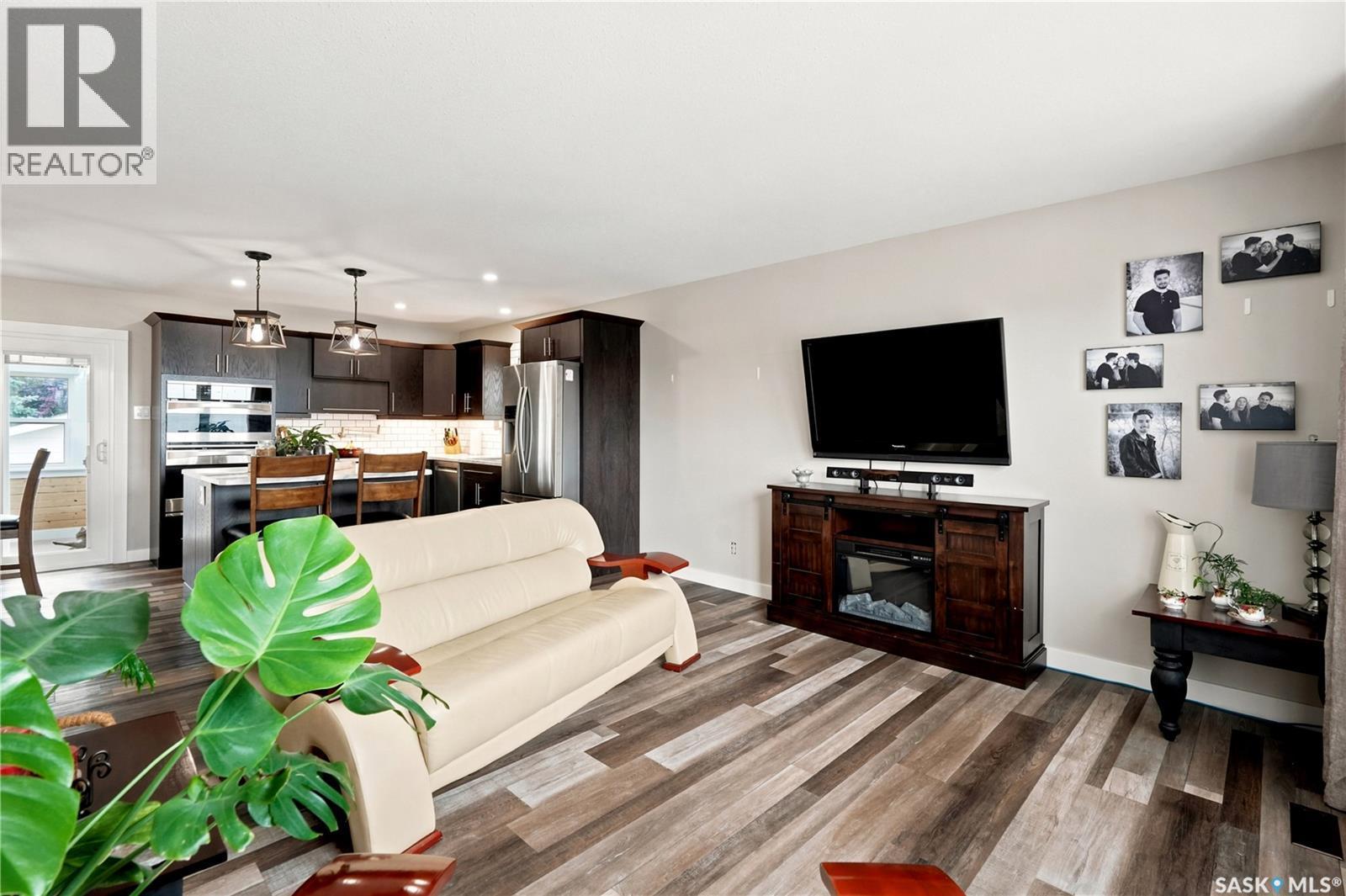 1645 Smith Street, Moose Jaw, SK - Indoor Photo Showing Living Room
