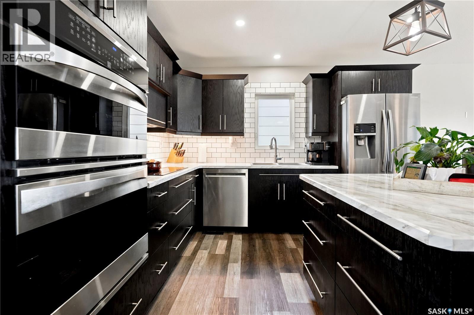 1645 Smith Street, Moose Jaw, SK - Indoor Photo Showing Kitchen With Stainless Steel Kitchen With Upgraded Kitchen