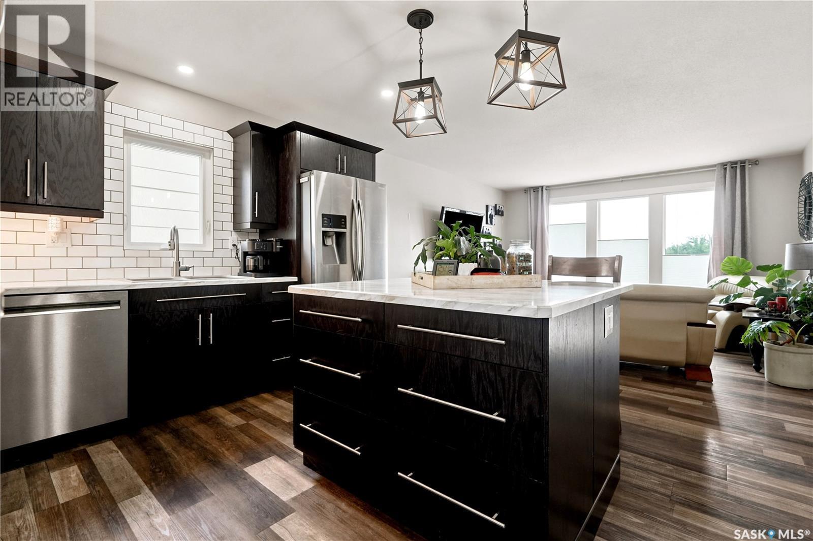 1645 Smith Street, Moose Jaw, SK - Indoor Photo Showing Kitchen With Stainless Steel Kitchen With Upgraded Kitchen
