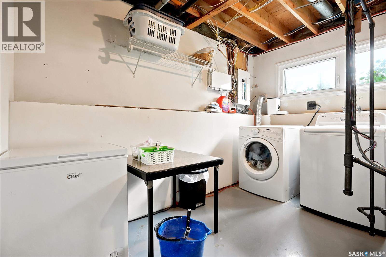 1645 Smith Street, Moose Jaw, SK - Indoor Photo Showing Laundry Room