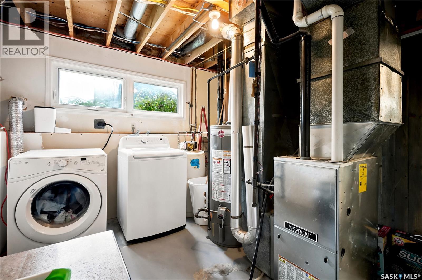 1645 Smith Street, Moose Jaw, SK - Indoor Photo Showing Laundry Room